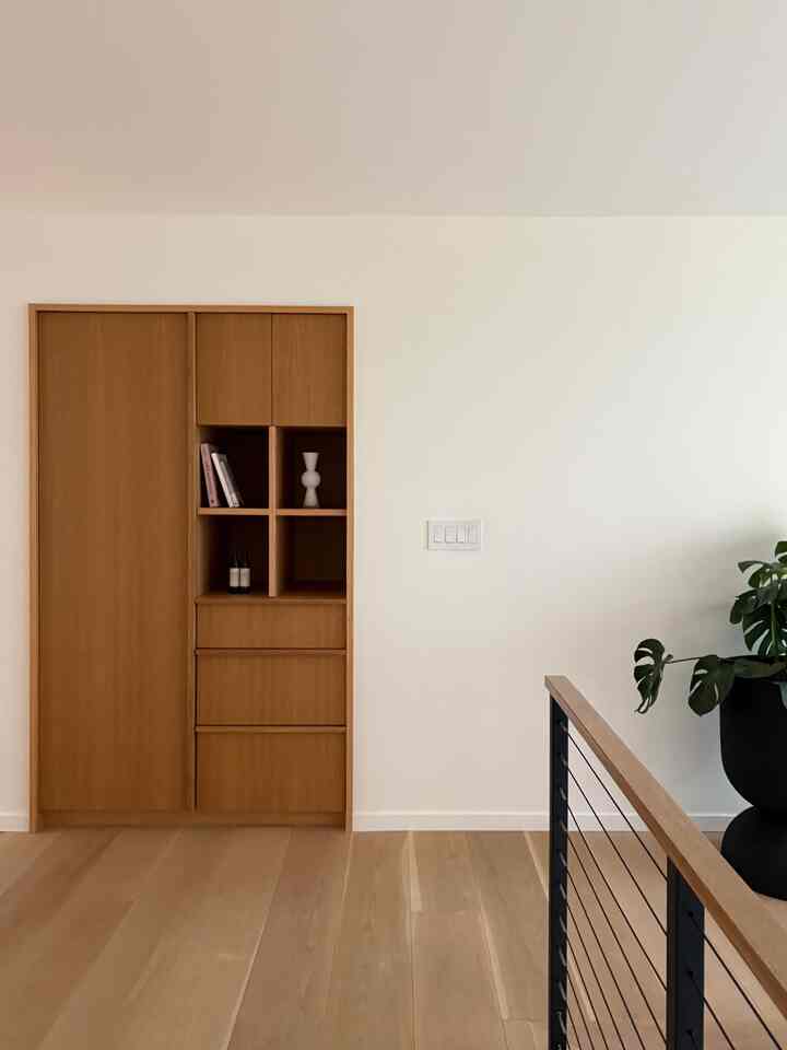 Clean and minimal entry! I’ve been looking for a painting to place between the cabinet and the planter, but I haven’t found one I love yet. Let me know if you have any recommendations. 
#minimal #scandinavian #cleanentry