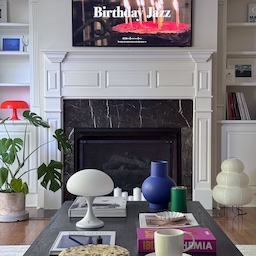 A sweet celebration: birthday cake + a latte love🎂☕️✨
.
.
.
#livingroominspo #livingroom #tableware #lamp #vase #mcm #parisianmodern #frenchgirlhome #lifemoments #mug #coffeetablesetting