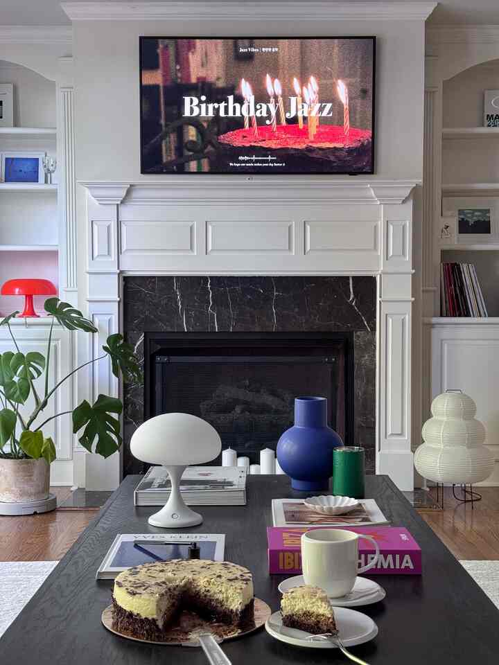 甘いお祝い：バースデーケーキとラテの愛🎂☕️✨
.
.
.
#livingroominspo #livingroom #tableware #lamp #vase #mcm #parisianmodern #frenchgirlhome #lifemoments #mug #coffeetablesetting