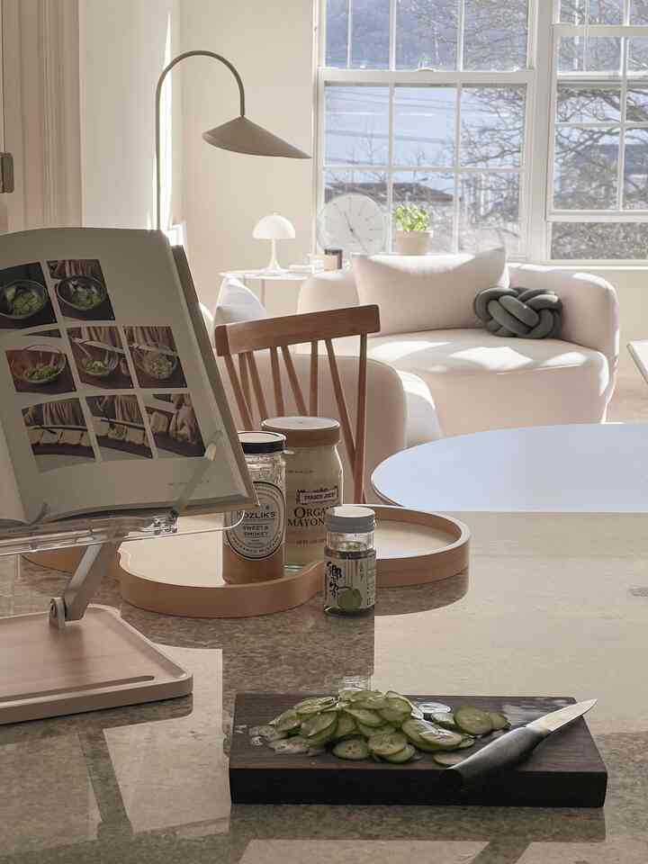 Cucumber sandwiches never disappoint. Simple and always delicious!💚

#brunch #cuttingboard #woodenfurniture #kitcheninterior #kitchen #sandwich 