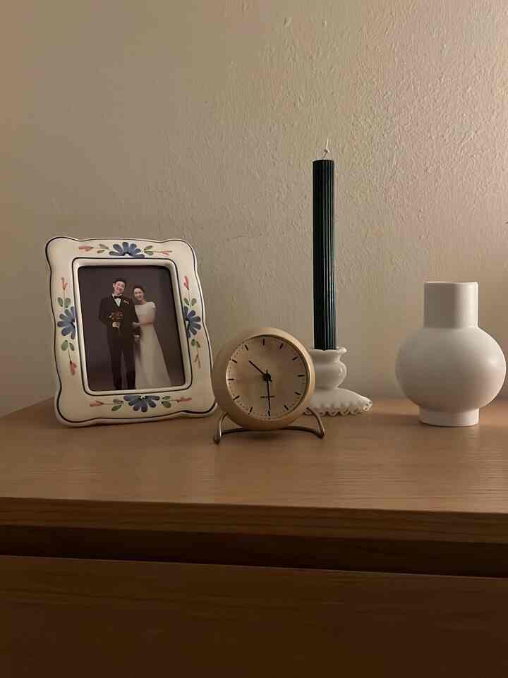 Night mood of my bedroom. I like mixing my vases with other decorative items, with or without flowers. 🤍

#bedroom #ikea #lamp #drawer #vase 