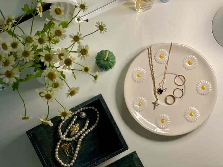 Since I got a vanity in my room, I’ve started to enjoy dressing up and taking care of my appearance 💛

#vanitymirror #whitelover #minimal 