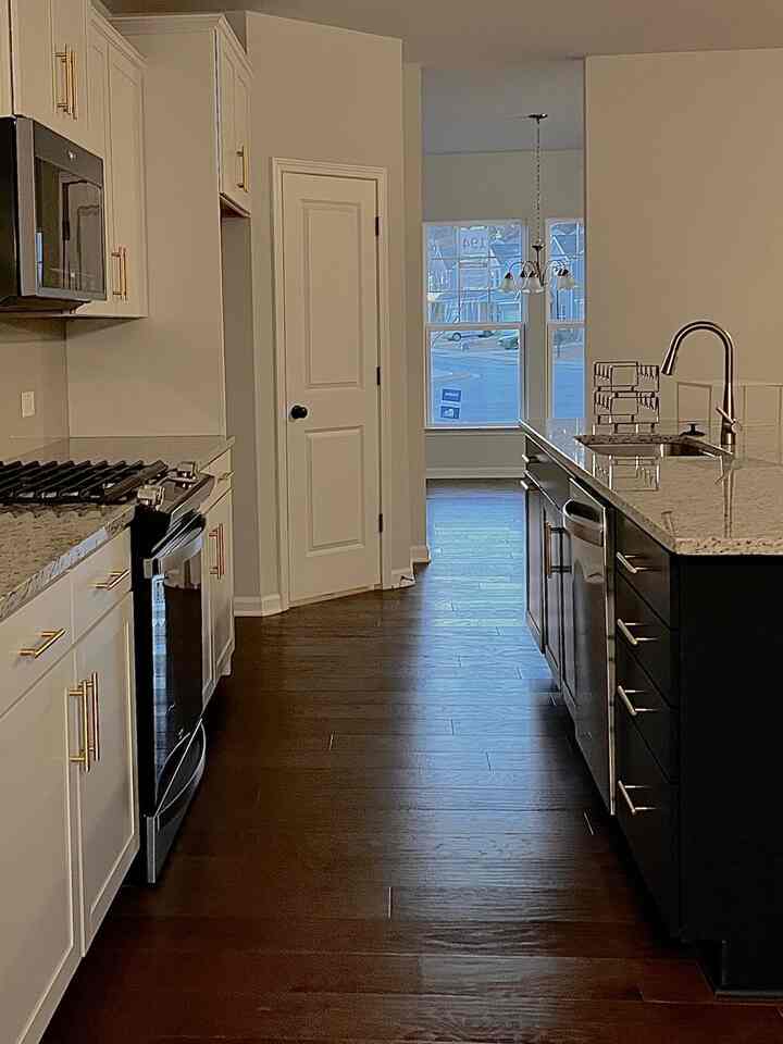 Renter-freindly Hack 💡1️⃣
If you're renting a home but still want a cohesive interior vibe, here’s Tip #1: use a point color in LIGHTING!

In our place, the cabinet handles are gold, so we chose modern light fixtures with gold accents for both the breakfast room and dining room. That little touch helped tie the entire first floor together beautifully.

Bonus? These gorgeous gold lights are totally renter-friendly—we can take them with us when we move! ✨
#renterfreind #lightinginterior #goldinterior #goldhandle 