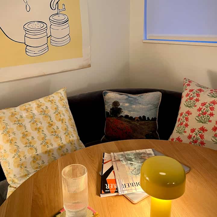 Spending this Friday evening tucked into my cozy dining nook, enjoying a good show and a magazine. How are you winding down tonight?

#cozycorners #diningnook #cozylighting #cozy #homedecor 