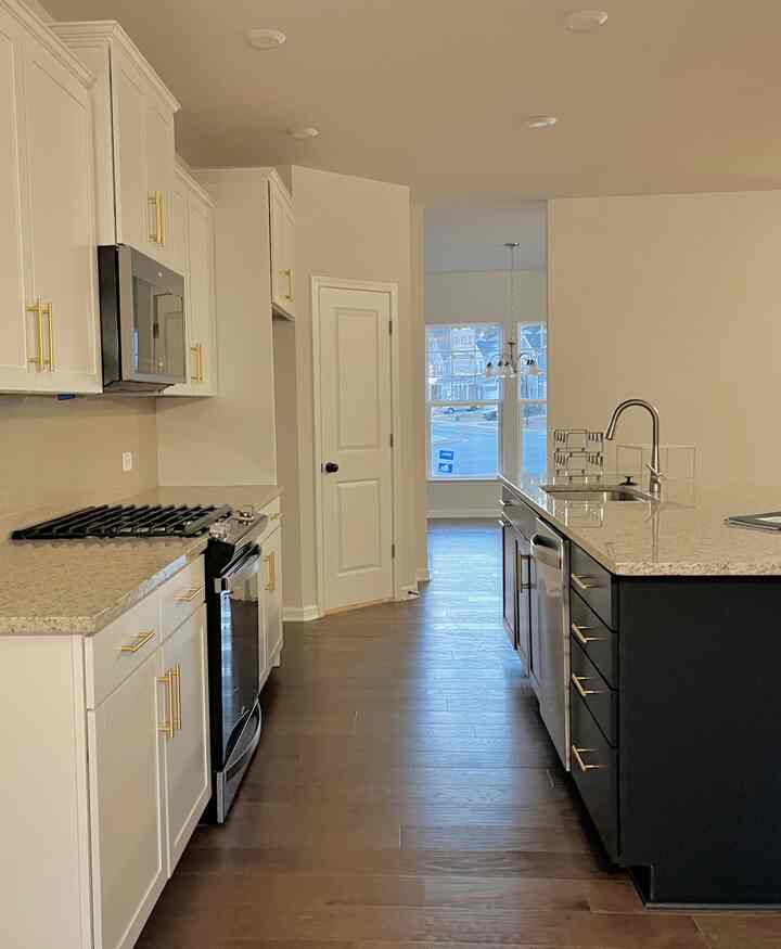 Rental-freindly Hack 💡2️⃣
Tip #2: Match your big furniture pieces to the big colors in your home!

In most rentals, the kitchen cabinets are the biggest built-in eye-catchers—and in our case, they definitely are! So we matched our large furniture (like the sofa and refrigerator) to the cabinet color(White and Navy).

This color matching creates such a calm, cohesive vibe throughout the space. Honestly, no one would ever guess it's a rental!
#rentaldecor #designhack #cozyhome #colorvibes