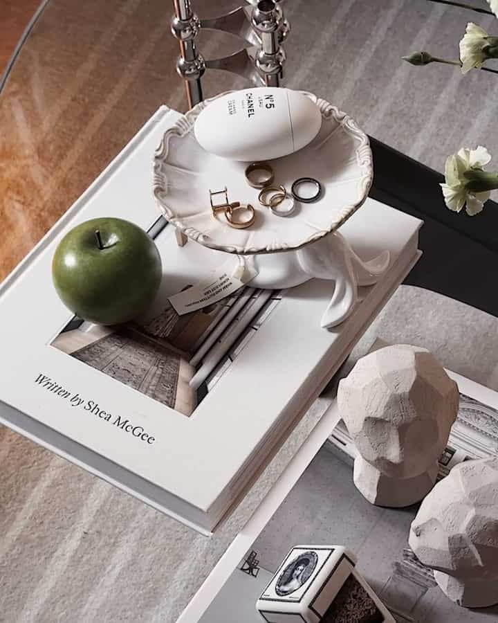 Details 🤍


#livingroominterior #livingroom #livingroomdecoration #coffeetable #coffeetablebook #interiorbook #sculpture #tray #handcream #marblefruit #lamp #lighting #lightinginterior #ikea #couch #sofa #cushion #plant #shelf #wallshelf 