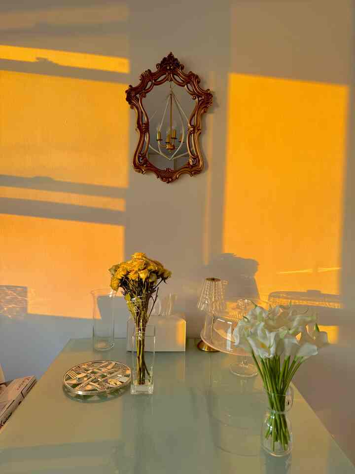 Woke up early and was gifted with golden rays 💛

#dining #diningtable #morning