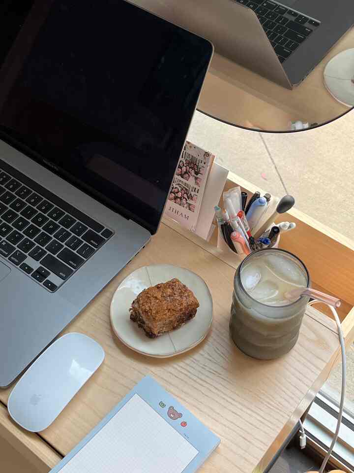 Convinced that my productivity levels when working from home are higher when I pretend I’m at a cafe lol!! 🗓️💻👩🏻‍💻 
#homeoffice #officeinterior #officespace #workfromhome #cafe #cafeatmosphere #coffee #coffeetime #desktop #minimal #minimalinterior 