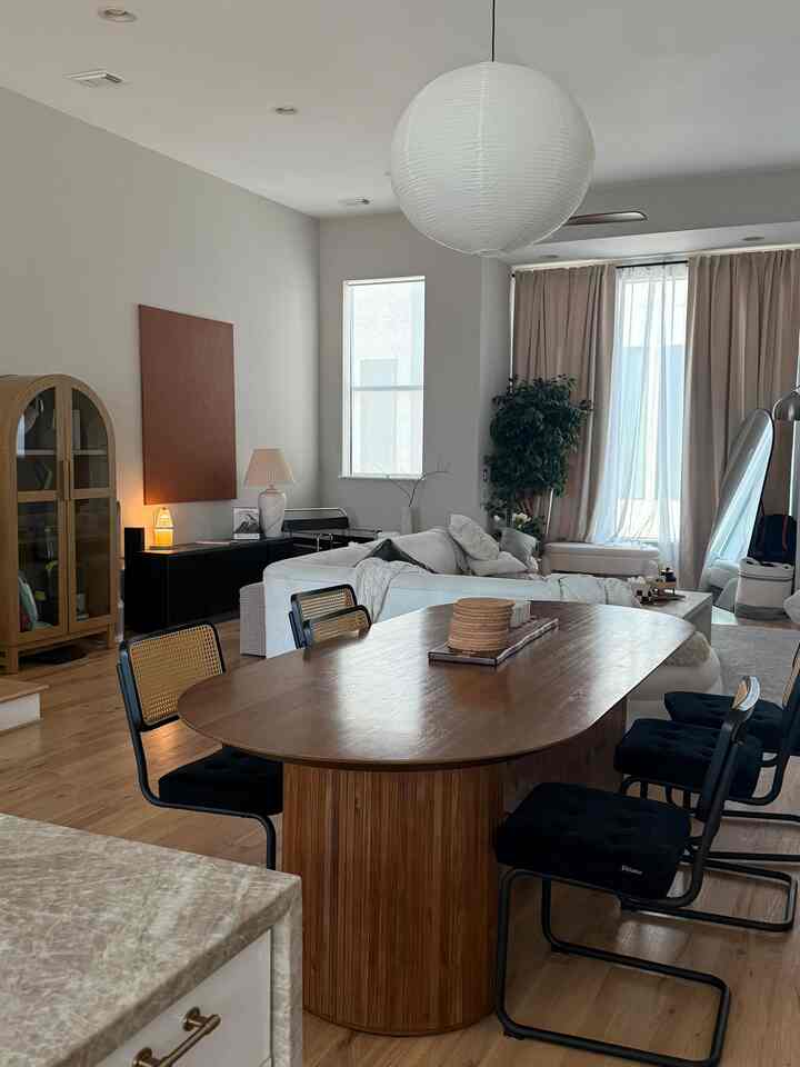 Bright mornings filled with organic textures in this open space 🧸 #organicmodern #cozy #wood 