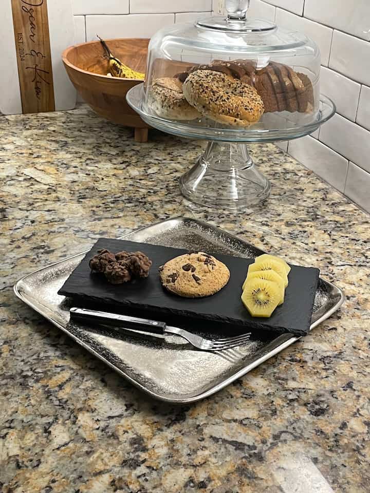 Sesuatu yang kecil dan hangat untuk suamiku yang bekerja lembur malam ini🖤

#nampan
#papan keju
#interior dapur
#alat makan
#peralatan masak
#perkakas dapur
#aksesoris dapur
