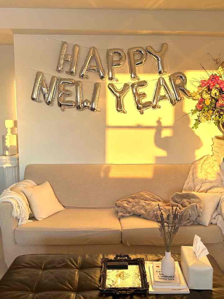 I’m the type of person that has the happy new year balloons up until Spring, and the Christmas tree all year round.
What about you? 

#happynewyear #frenchmodern #holiday