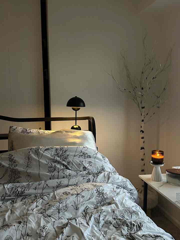 I’m not only a home body, I’m a bed body. Sometimes, web surfing is best done at bed.

#bed #frenchmodern #macbook 