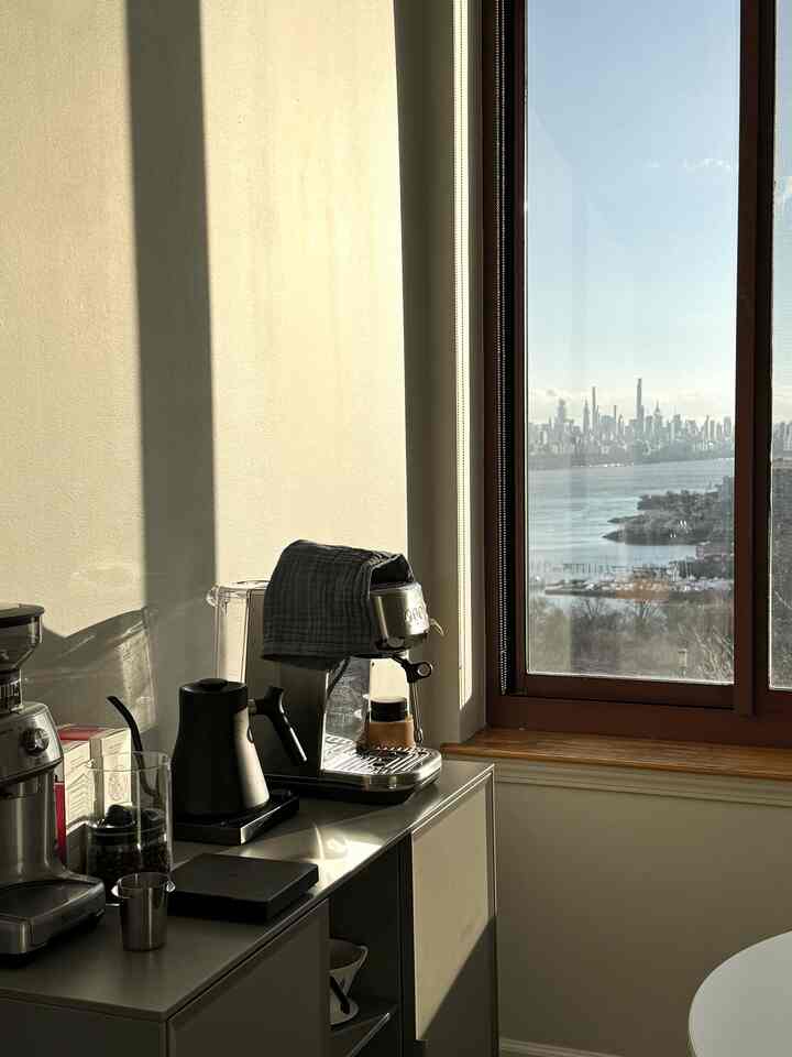 My home cafe in the afternoon ☕️

#homecafe #coffeemachine #cafezone #modern #steelfurniture 