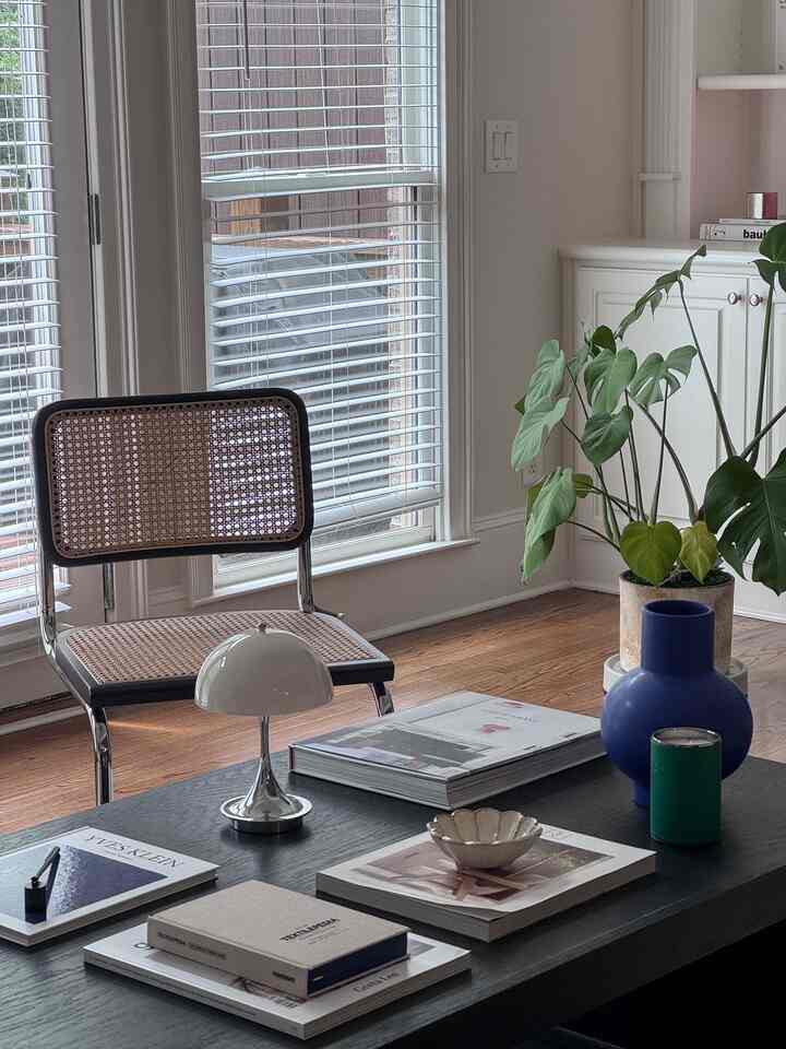 Menata ulang ruang tamu adalah salah satu hobi favoritku🫶🏻✨
.
.
.
#ruangtamu #livingroominspo #coffeetable #coffeetablesetting #coffeetablebooks #vase #lamp #portablelamp #chair #recordplayer