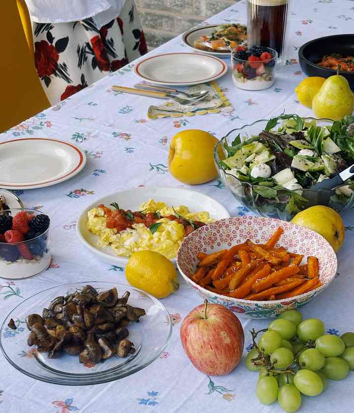 Had a small brunch gathering with friends. Always wanted to try having fruits on the table along with the dishes and it was perfect!
#brunchsetting
