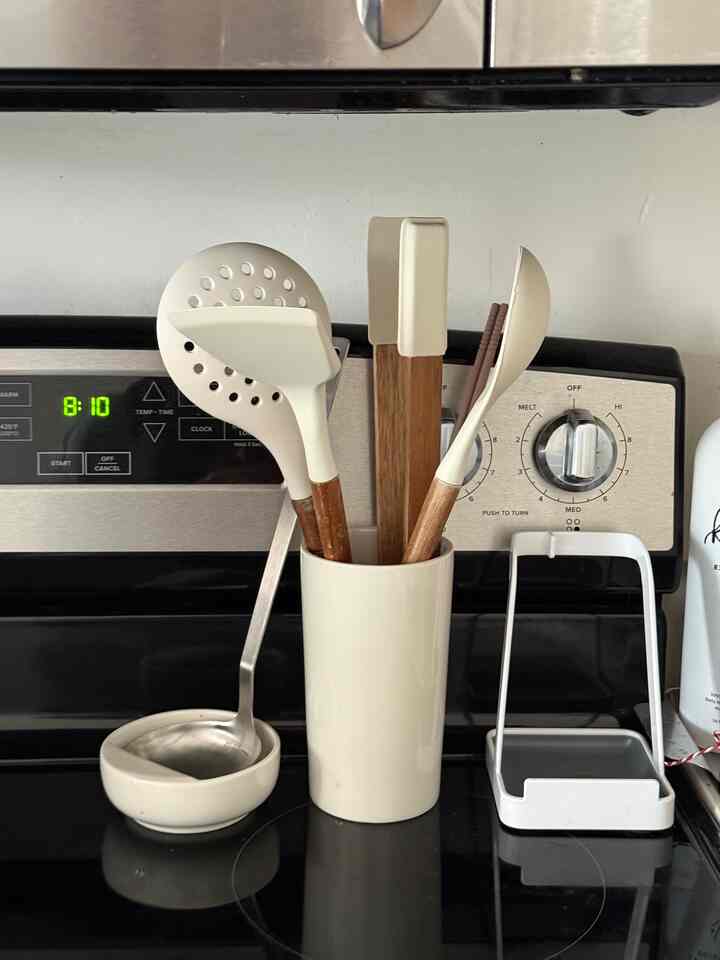 Tone on tone matching kitchen utensils & meal prepping salad #kitchen #utensils #MUJI #zarahome #cooking #mealprep