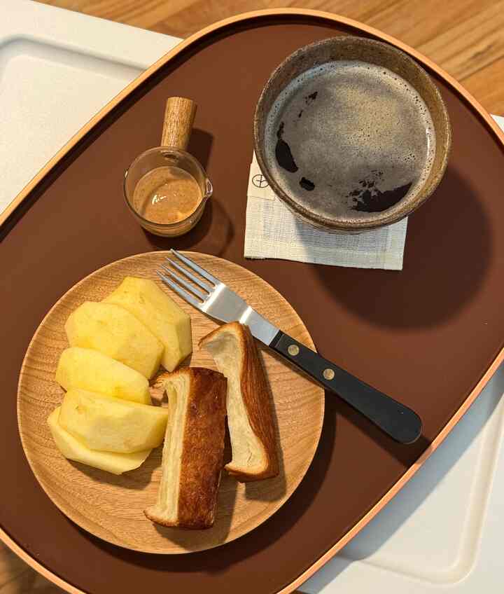 Sarapan sederhana untuk bekerja pagi ini. Saya biasanya makan di meja kerja pada hari kerja sambil bekerja dan nampan buatan Lacqraft ini sangat berguna untuk membawa makanan naik turun tangga. Saya juga suka warna cokelat tua!

#nampan #lacqueredtray #breakfast #cutlery #coffeetime #morningcoffee #woodenplate #coaster #coffeecoaster #teacoaster