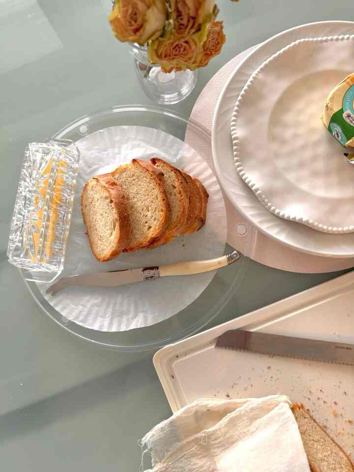 Pagi akhir pekan, sinar matahari, dan roti panggang segar! Cara sempurna untuk menikmati hal-hal kecil. 🍞🥖

#sarapan #dining #romantic