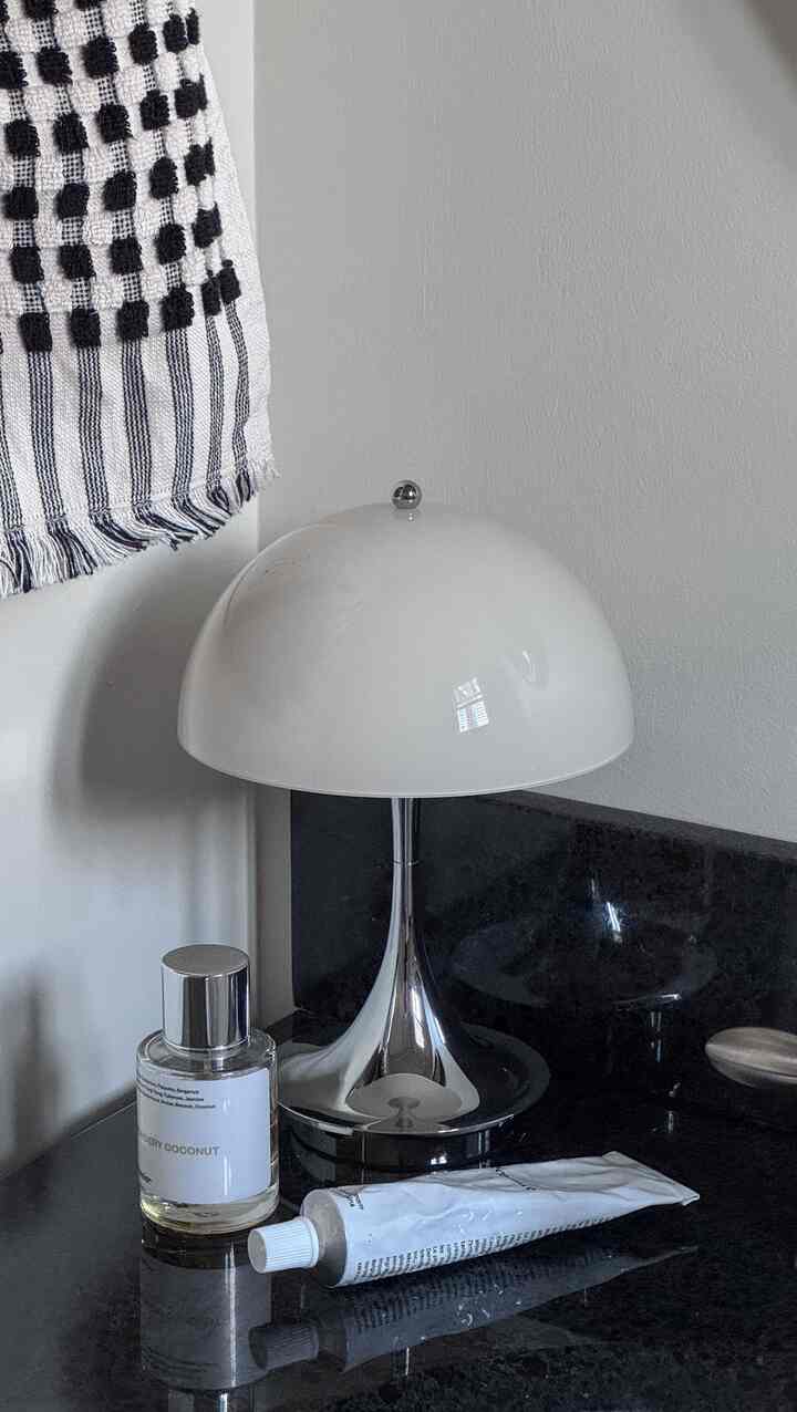 When your powder room becomes your new favorite place to unwind 💆🏻‍♀️💭
.
.
.
#bathroom #powderroom #bathroomrefresh #powderroominterior #candle #lamp #portablelamp #minimal #minimalinterior #cozycorner #candlelit #quietluxuryvibes #sanctuaryvibes #refinedspaces