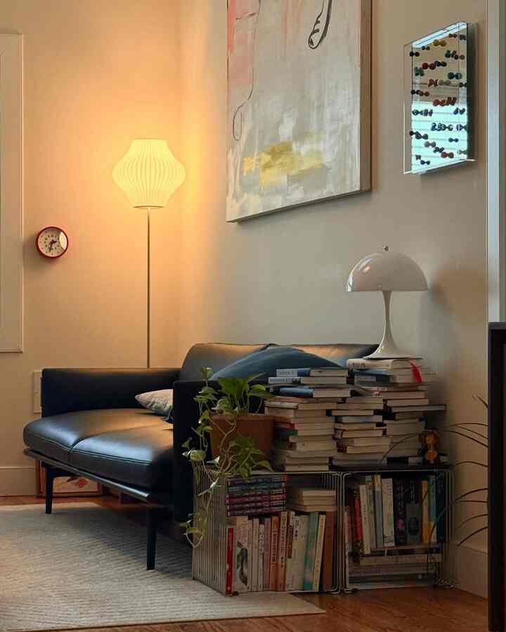 Details of my home on rainy days. Hoping for sunny days next week!

#detailsofmyhome #homedecor #interiordecor #bookstorage #bookshelf #montana #wirecube #panthella #blacksofa #sofa #shelf #woodshelf #cliponlamp