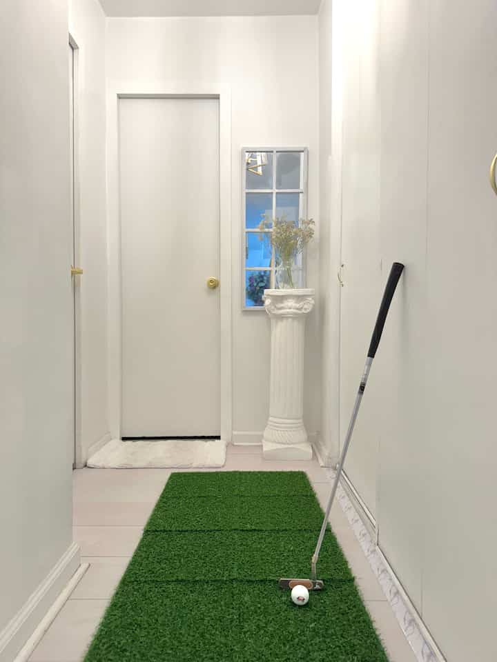 Bought some grass from IKEA and did mini golf in the house on a rainy day after watching the LPGA last week 😆⛳️

Also changed up the vase in the hallway and I’m loving the french chic crumbled paper bag aesthetic 🥖

#golf #grass #artificialgrass #minigolf #hallway #rainyday #frenchmodern 