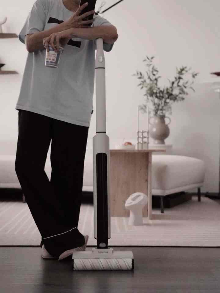 No clean is complete without a good mop moment ✨


#livingroominterior #livingroom #livingroomdecoration #mop #homecleaning #cleaning #Wirelessmop 