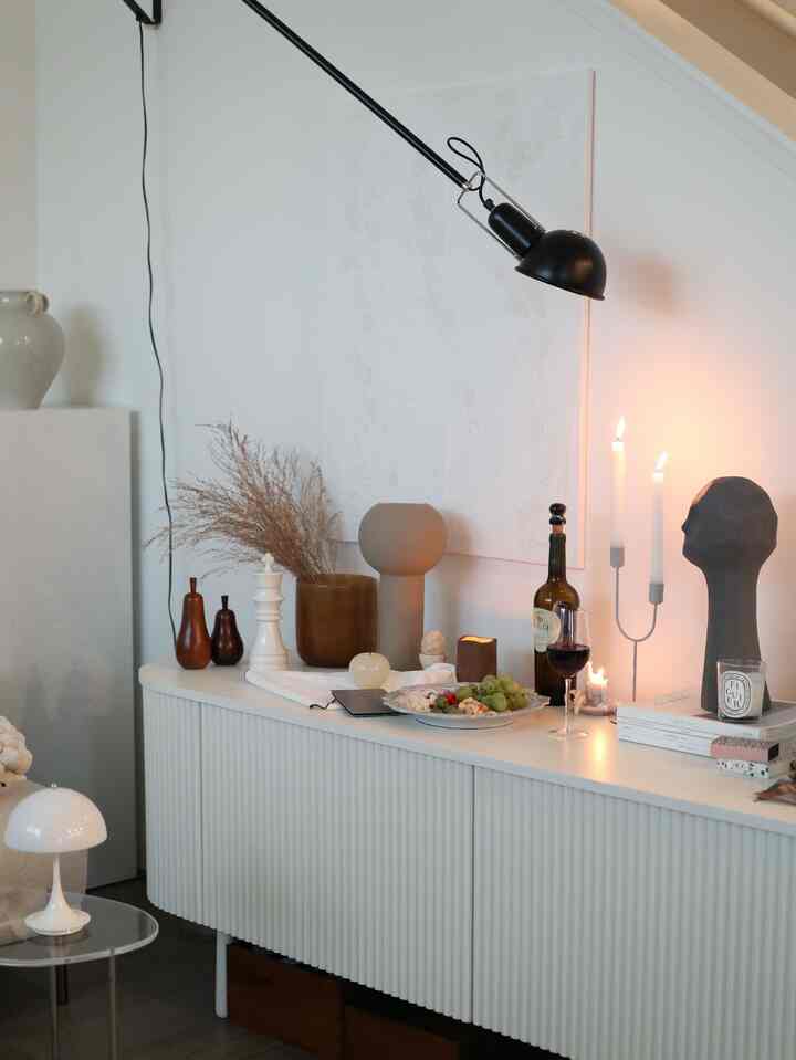 Winding down the weekend with a glass of wine 🍷🥂


#livingroom #livingroominterior #livingroomdecoration  #wine #wineglass #winesnacks #evasolo #rieslingglass #candle #vase #lamp #lightinginterior #moodlighting #winestopper #weekend 