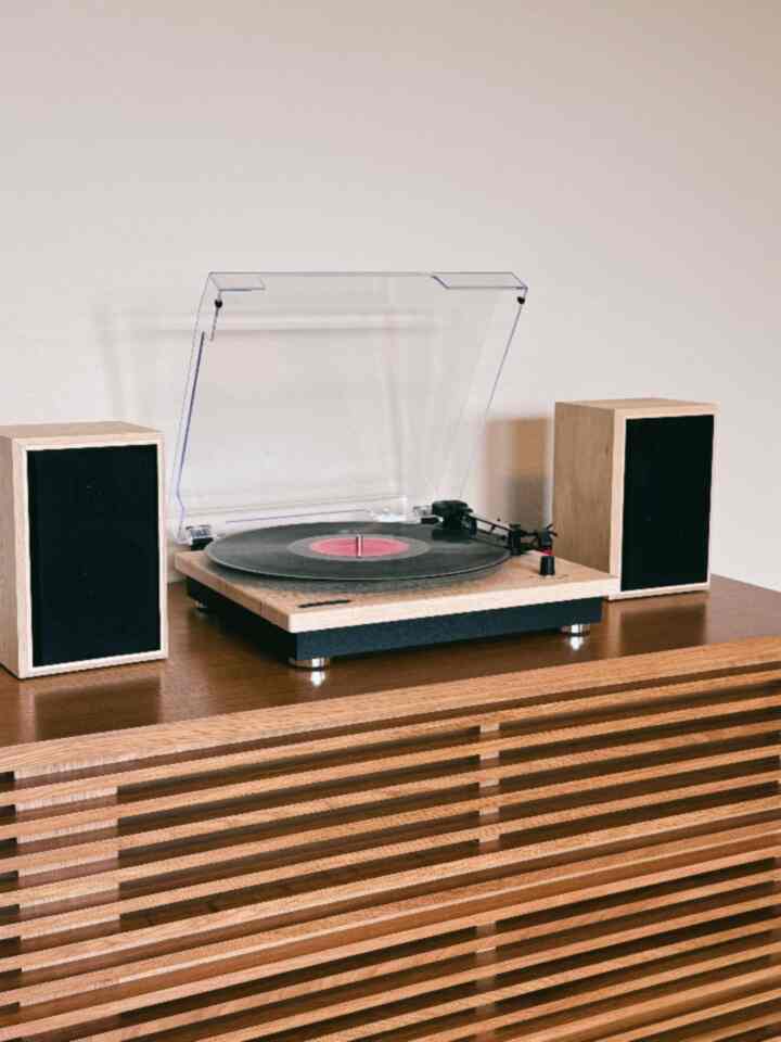 I’m in my oak era for the bedroom with just a touch of neutral tones. #oak #bedroom #dwr #risom #neutral 