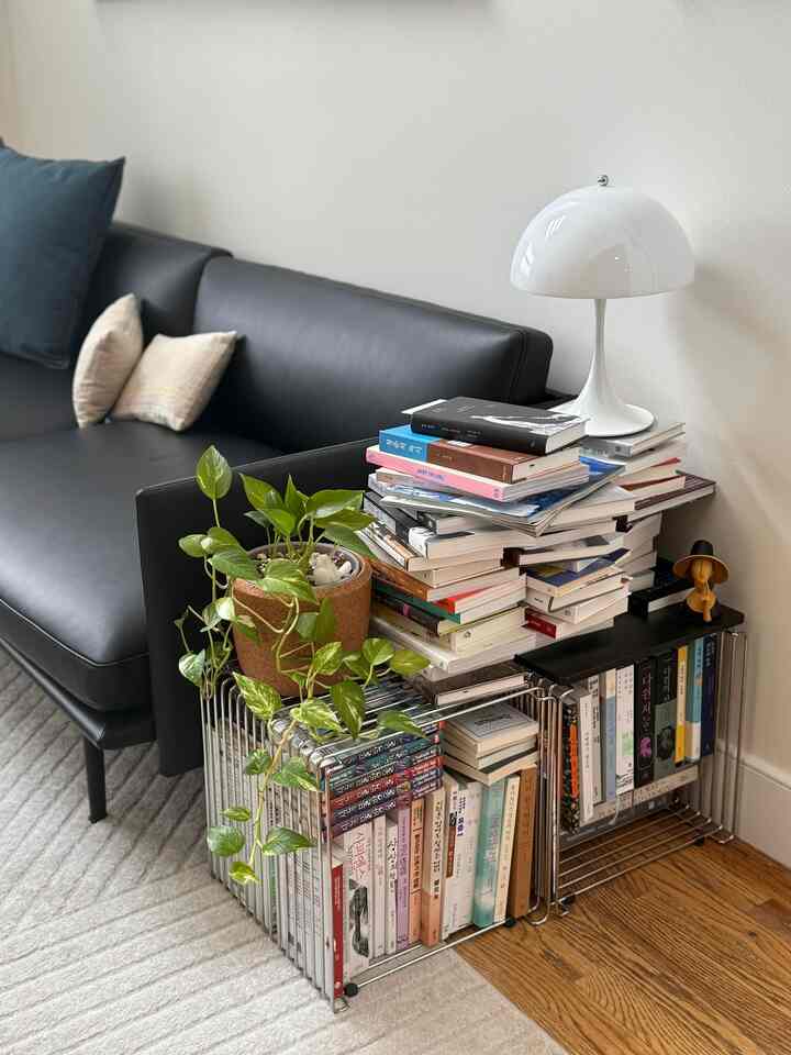 Senin pagi yang tenang - tumpukan buku, bantal kecil, dan lampu balok favorit saya.

#rakbuku #bookshelfinterior #bookstorage #panthella #lamp #cozy #quietmorning #morningscene