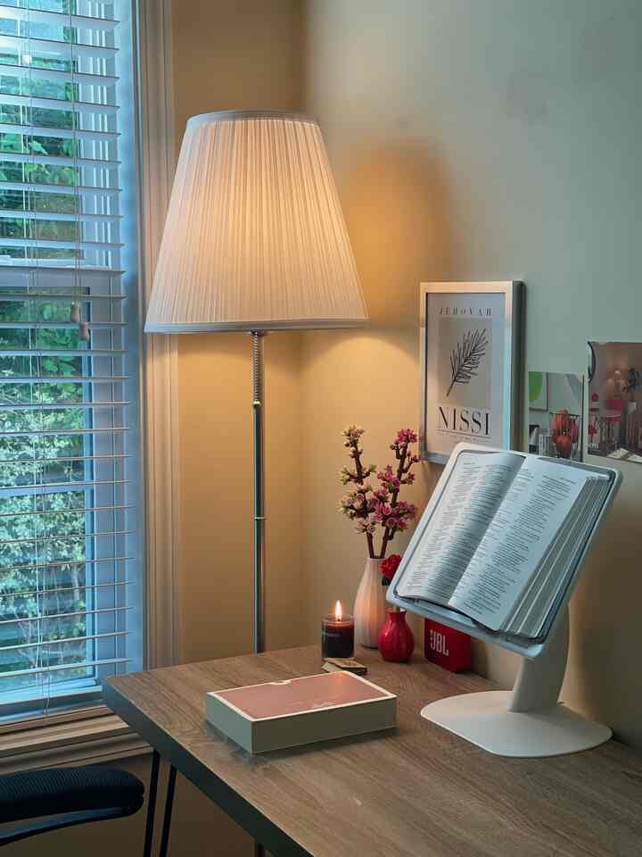 First time lighting the candle gifted by Ohouse🕯️✨

#gift #candle #warmfeeling #minimalliving 