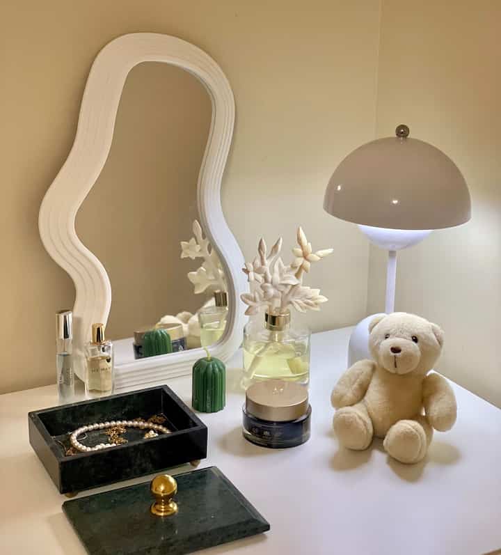 A vanity adorned with a diffuser in place of flowers 🤍

#diffuser #vanitymirror #minimal 