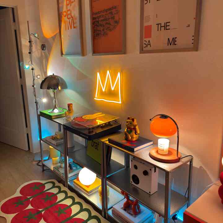 Lights make everything cozier!
#lamps #maximalist 
