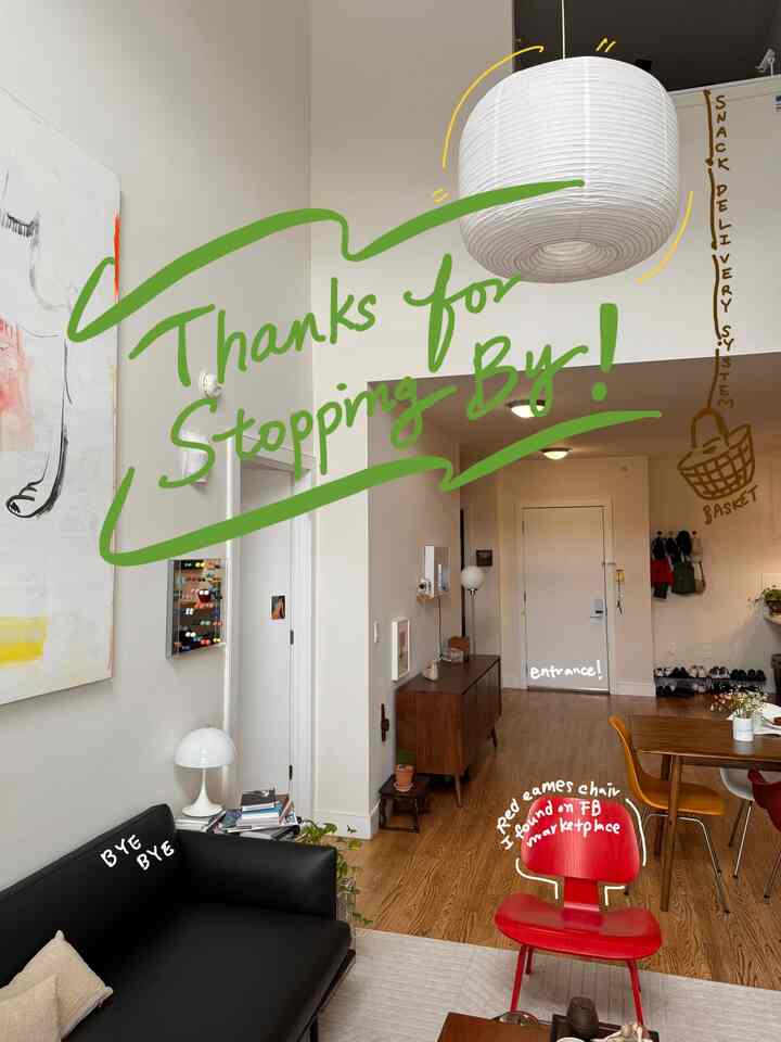 ホワイトと木目調が調和したリビング・ダイニング、黒いソファと赤いアームチェアが配置された温かみのある空間