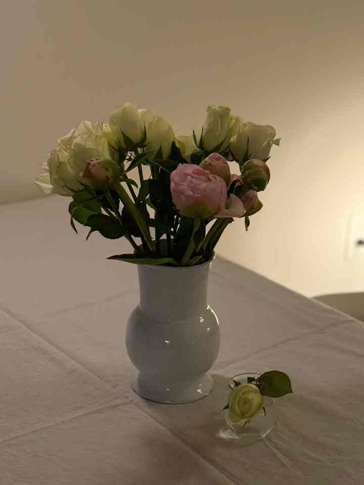 Thursday soft hues.

#warm #warmfeeling #cozy #flowers #flowerarrangement #budvase #lamp #portablelamp #flos #relaxing 