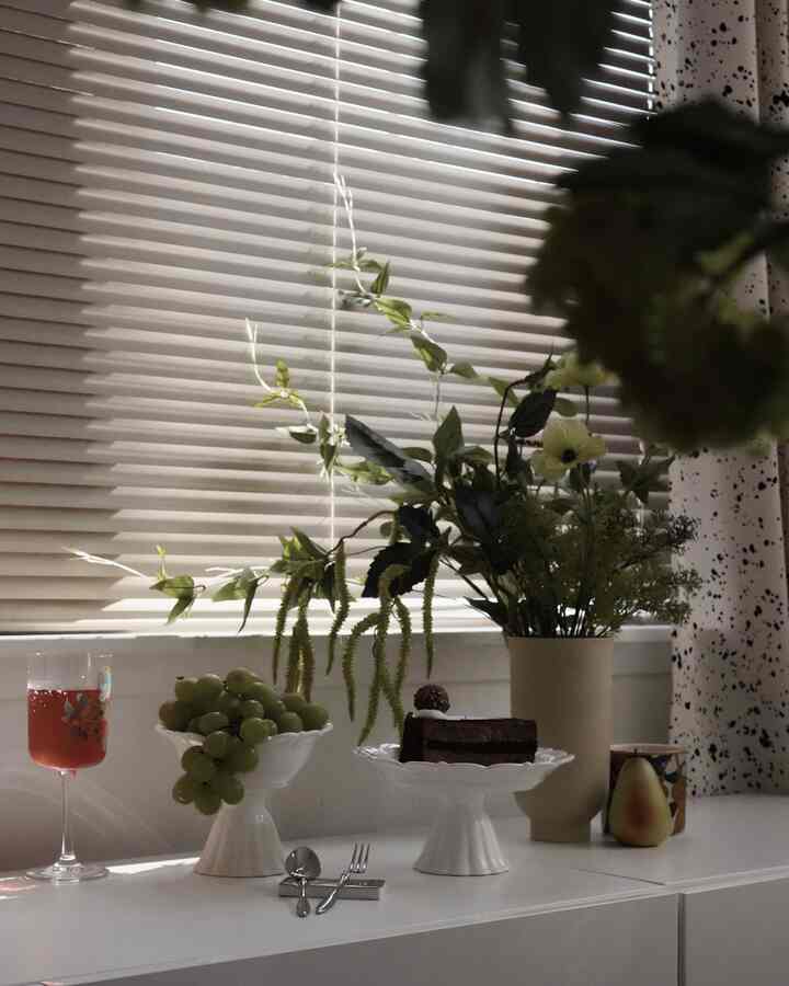 With fresh flowers, its a dessert time 😋


#homecafe #dessert #dessertplate #glasscup #wineglass #standplate #standbowl #candle #vase #flower #flowerinterior #cutlery #dinningspace #ikea #diningroominterior 