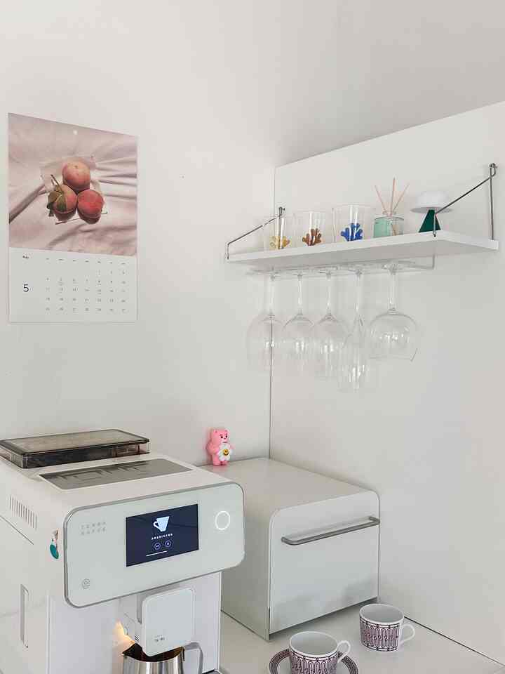 I add the wineglass rack to my home cafe zone :)

#Homecafegram #homecafe #wineglass #wineglassrack #coffeemachine #Espressomachine #morningcoffee #simple #white #whiteinterior 