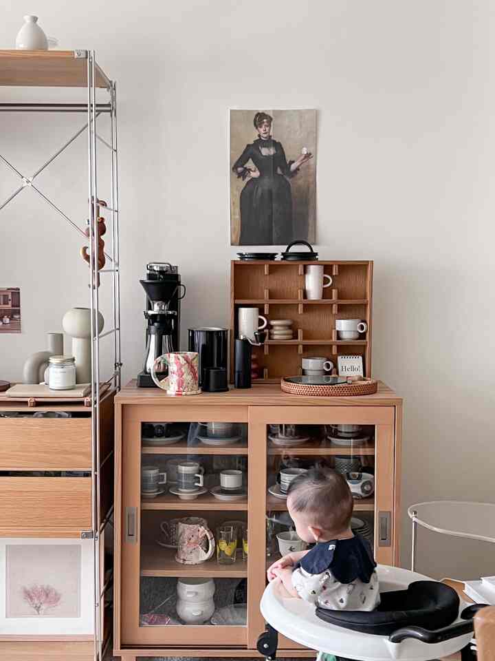 So many things are a wonder to my little one🐣

#livingroominterior #livingroom #coffeemachine #coffeecup #coffeetime #coffeepot #woodenfurniture #WoodInterior 