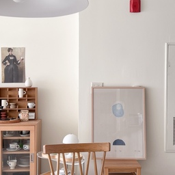 How I styled our entryway: by putting up a cozy, mood-setting artwork! It definitely makes the first impression warm and inviting when you walk in.
#poster #framedposter #framedeco #woodenfurniture #wood #WoodInterior #livingroominterior #livingroom #entranceinterior #entrancehall #entrance 