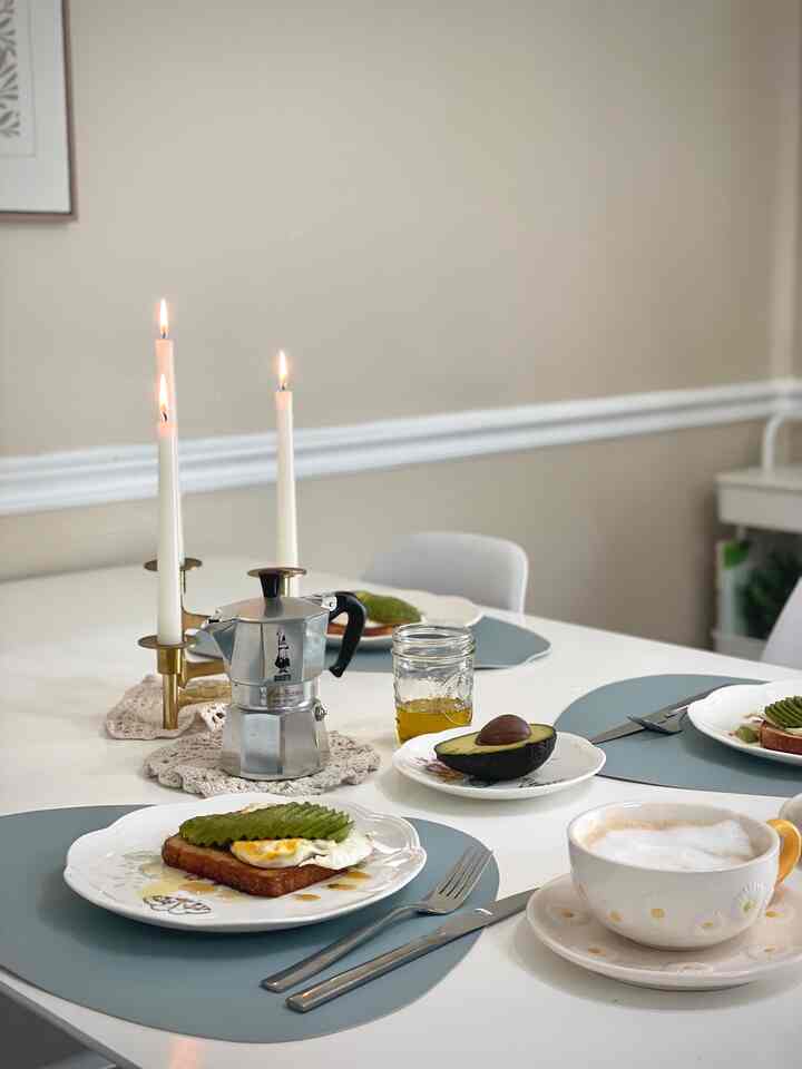 Enjoying a long-overdue brunch date with my husband🤍

#brunch #toast #diningtable #candle 
