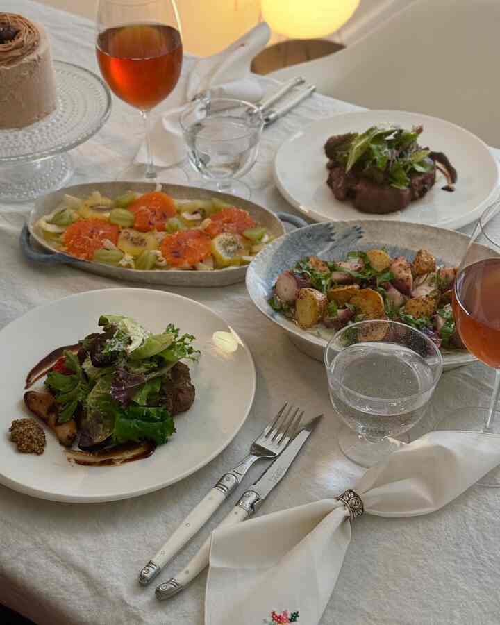 Birthday dinner for my husband. We never eat outside anymore. We are old people 😂

#birthday #birthdaydinner #Villeroy&Boch #cutlery #jeandubost #tablecloth #tablesetting #flowerarrangement #whitenapkins #linennapkins #celebration 