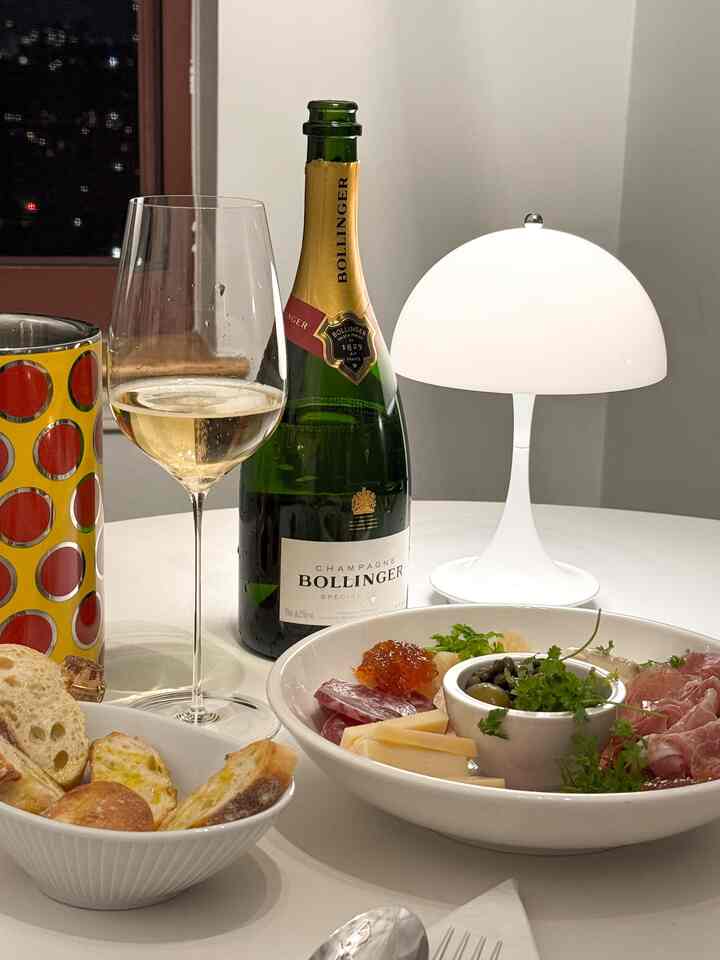 Let's celebrate the beginning of weekend 🍷

#tablesetting #diningtable #champagne #winebar 