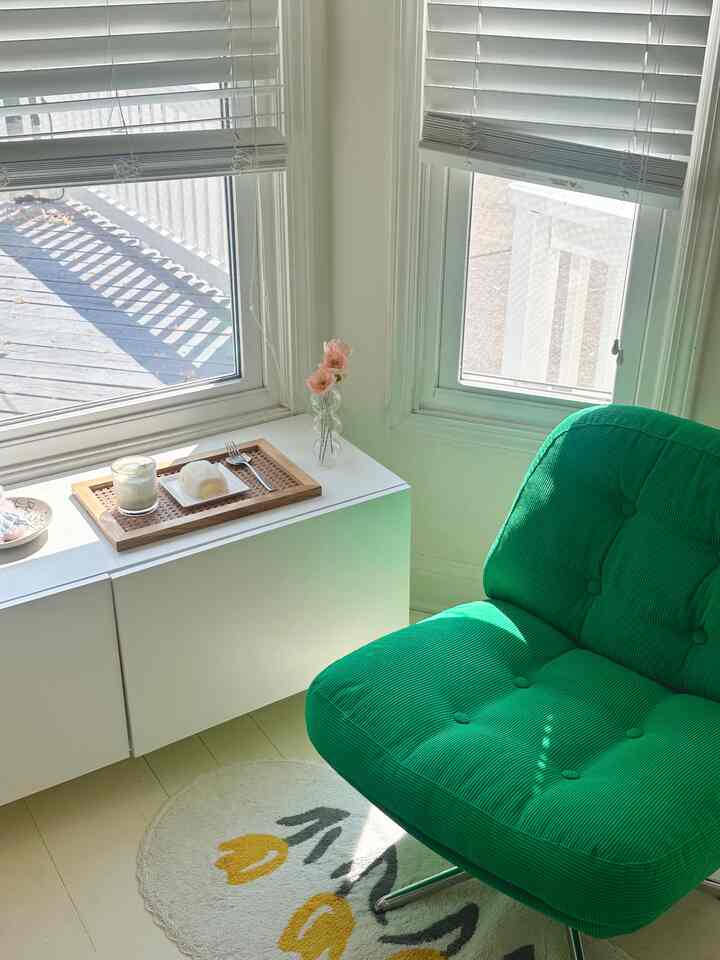 My favorite spot in my sweet house 💚

#brunch #ikea #ikeasofa #ikeachair #ikeakitchen #glassvase #vase #cute #tray #woodtray