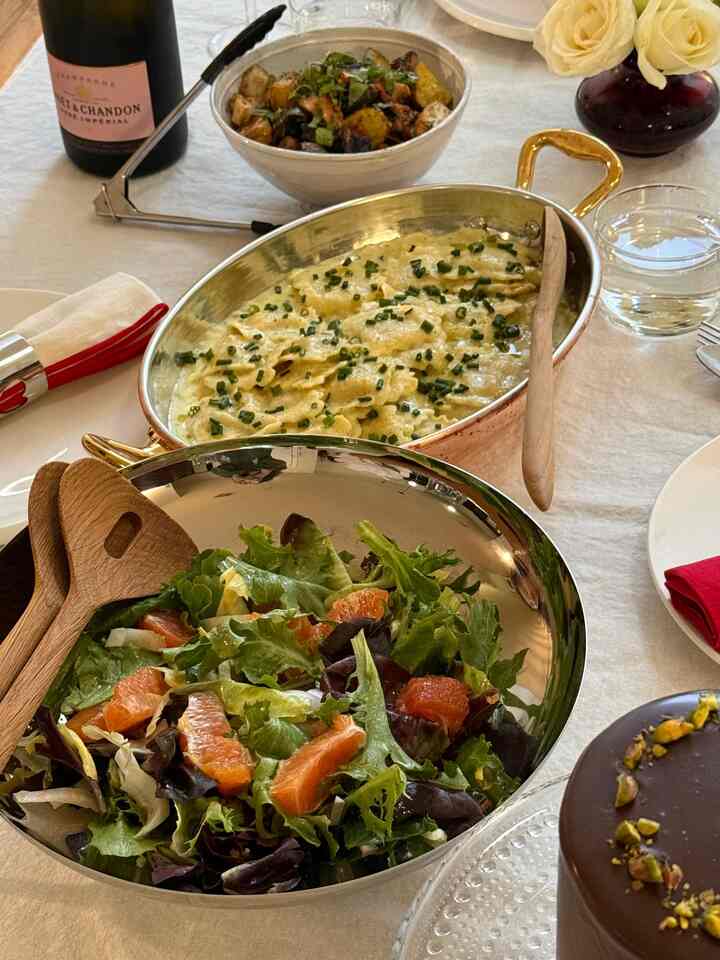 Birthday feativities continued! I made a blood orange salad, ravioli with zucchini sauce topped with chives and insalata di polpo!

#tablesetting #tablecloth #saladbowl #roaster #ovalroaster #saladserver #cakestand #flutedbowl #napkinring #linennapkins #dinnernapkins #dinnermenu #cutlery 