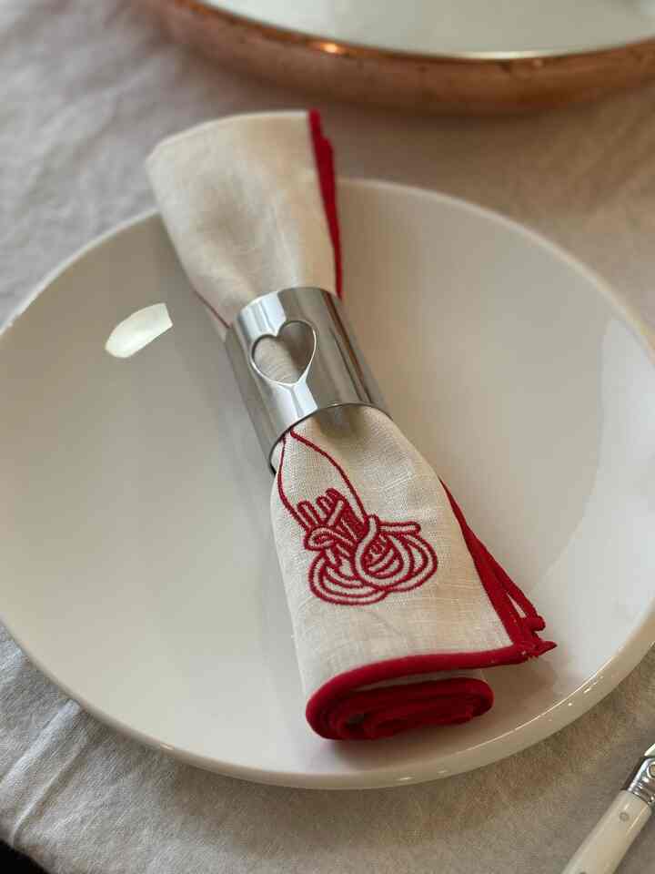 I love to use dinner napkins instead of paper towels and these are my favorite. The colored piping and embroidery details are so cute and I love the pop of red!

#linennapkins #dinnernapkins #embroiderednapkins #dinnerplate #napkinring #cutlery #tablecloth #tablesetting #simpletablesetting 