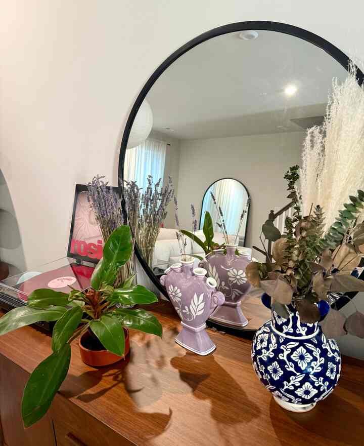 Bukan lemari porselen nenek Anda—meskipun dia pasti akan menyukainya. Intip sedikit bagian dalam bufet! 🖤💛

#homedecor #interiorinspo #sideboardstyling #eclecticdecor #vintagevibes #designcorner #teacupcollection #shelfie #apartmentaesthetic #decorcrush #modernvintage #cozyvibes #curatedhome #interiorlove #smallspacecharm #ikea #target #crateandbarrel #westelm