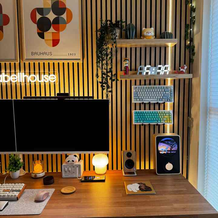 The work from home office is finally coming together and working here is an absolute joy!
#cozyoffice #office