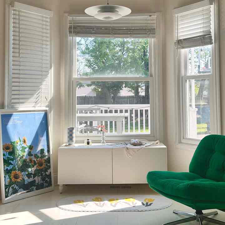 Thinking about where to put my new sunflower frame :) 

#poster #spring #springinterior #ikea #ikeasofa #ikeachiar #blind #minimal #simpleinterior #ikeapictureframe #ikeashelf 