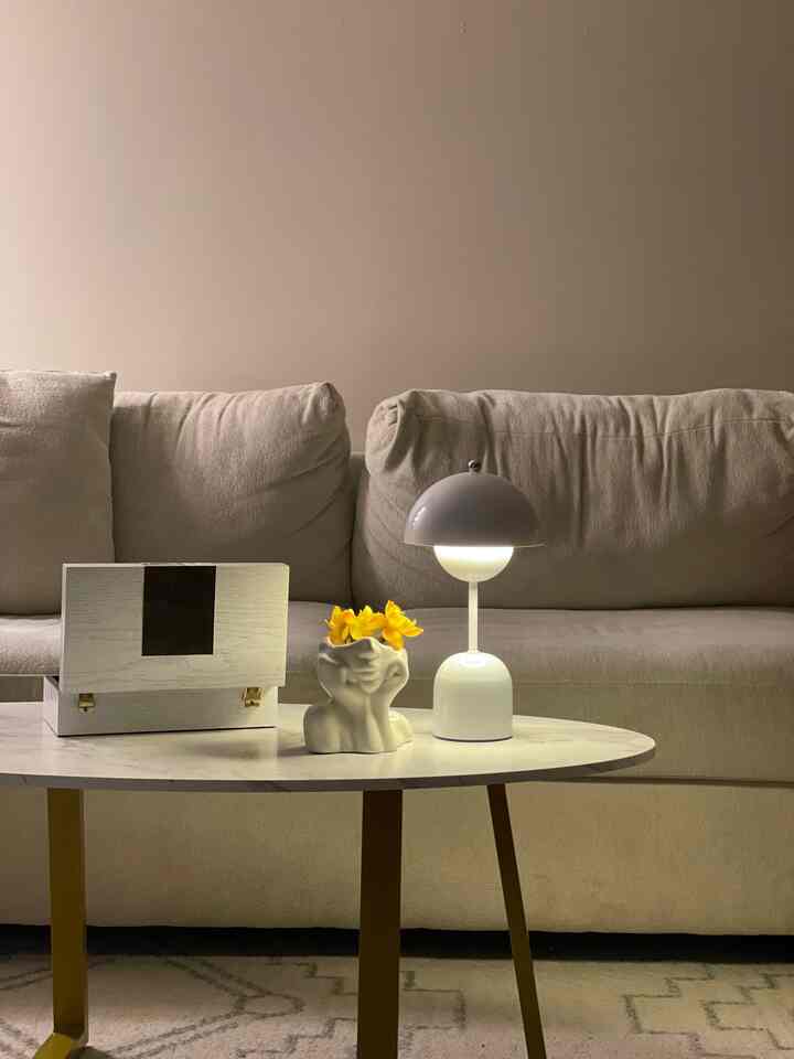 This warm night feels so special 💛

#livingroominterior #minimalliving #minimal #lamp #facevase