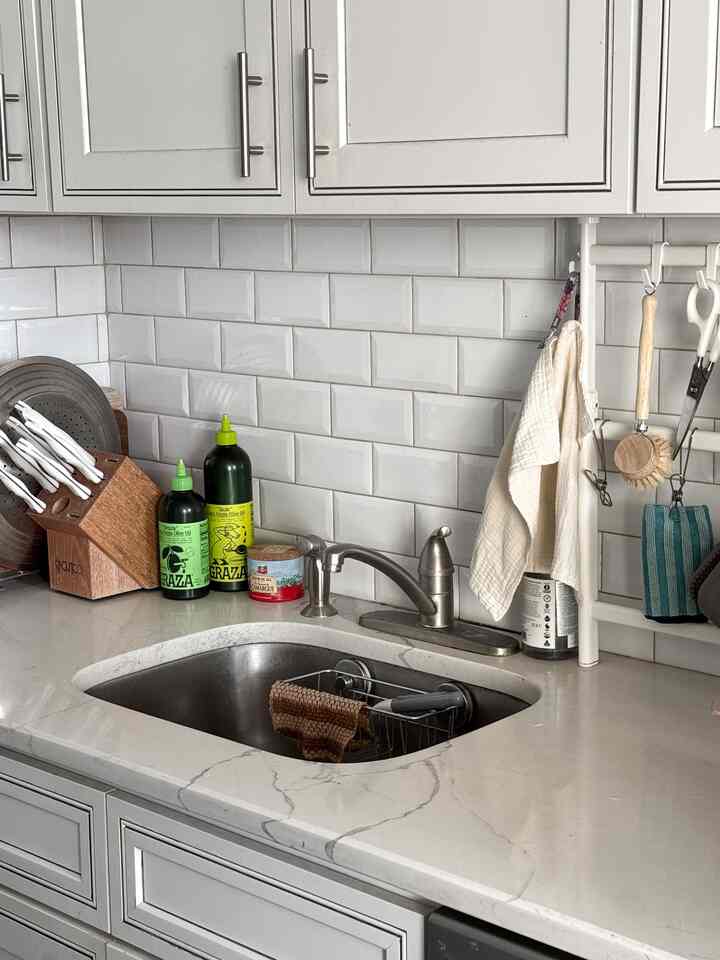Keeping the kitchen clean all the time is really difficult 😂 Sunday is a cleaning day!✨

#kitchen #whiteinterior #cleaning 