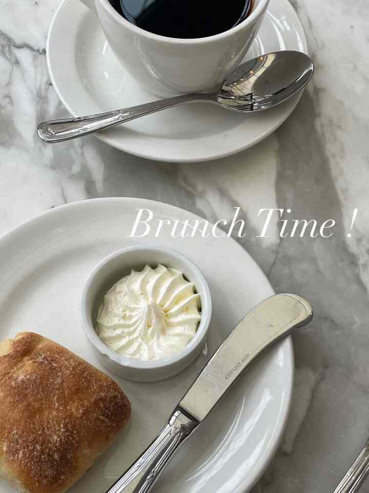 Brunch and dessert time with coffee 🖤
I'm sad that the sauce bowl is slightly broken by mistake when i washed it 😂 

#brunch #plate #whiteplate #coffee #coffeecup #butterknife #lenox #simple 